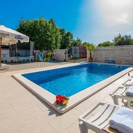 With Pool In Pula,croatia Gostinjska kuća