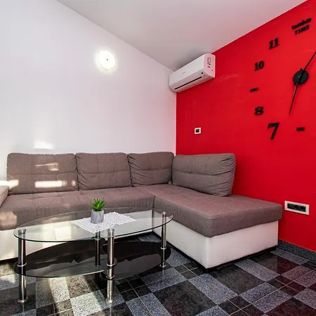 With Pool In Pula,croatia Guest house