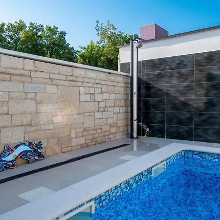 With Pool In Pula,croatia Guest house Pula