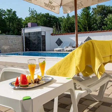 Guest house With Pool In Pula,croatia
