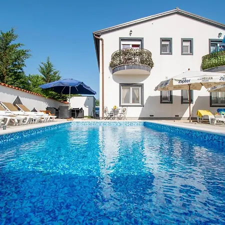 Guest house With Pool In Pula,croatia