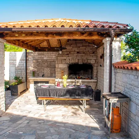 Guest house With Pool In Pula,croatia Pula